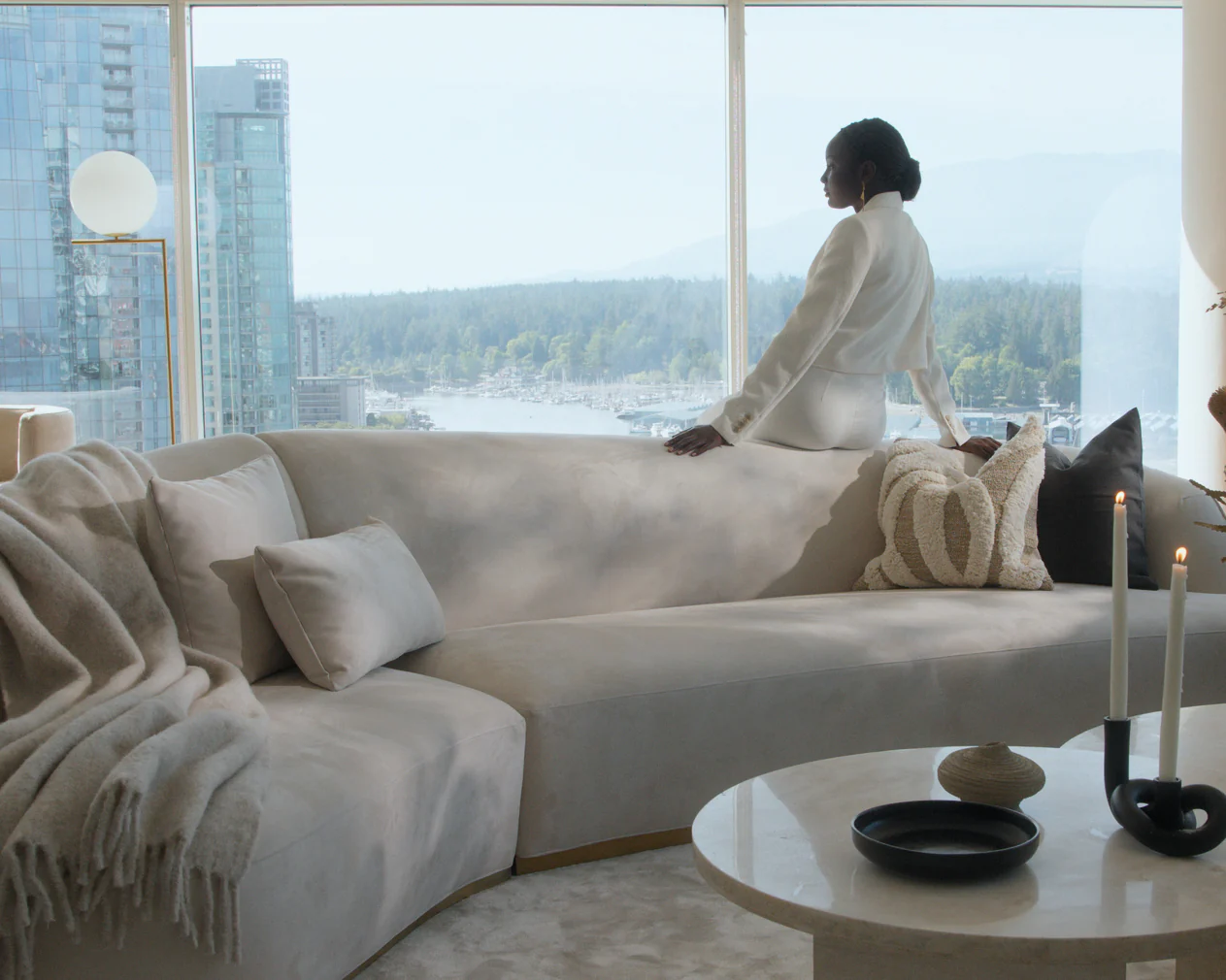 Reya Curved Sectional - Image 7